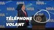 Donald Trump visé par un portable lors de son discours pro-NRA