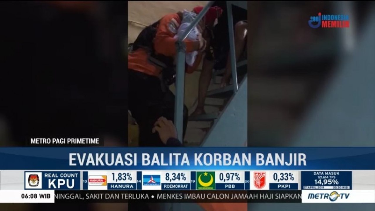 Tim Basarnas Evakuasi Balita yang Terjebak Banjir di Srengseng Sawah
