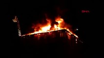 Sultanbeyli'de 4 Katlı Binanın Çatı Katı Alev Alev Yandı