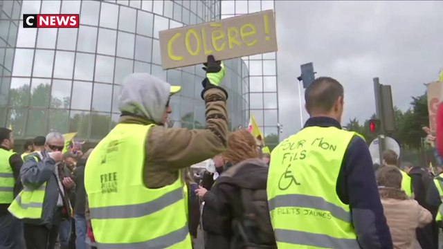 Gilets jaunes : une manifestation à Paris contre le traitement médiatique du mouvement