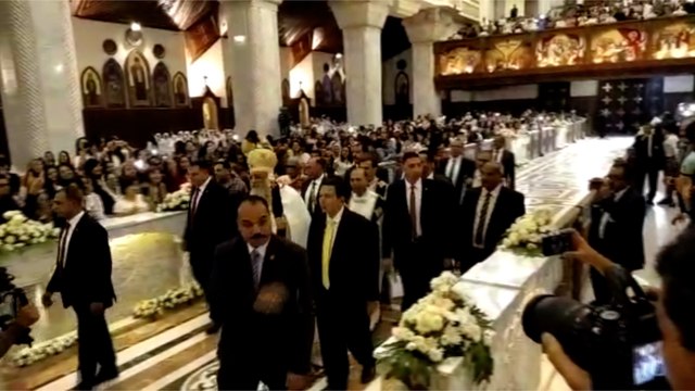 حضور قداس عيد القيامة يستقبلون البابا تواضروس بالزغاريد