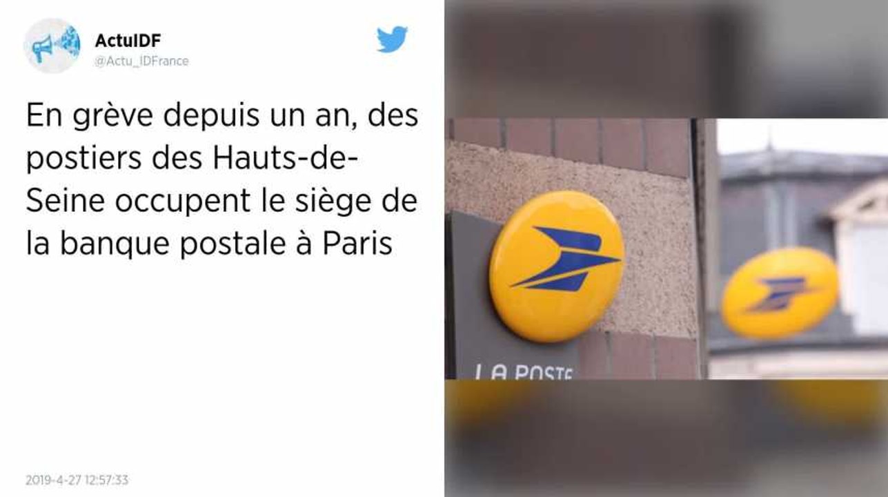 Des postiers en grève occupent le siège de la Banque Postale à Paris