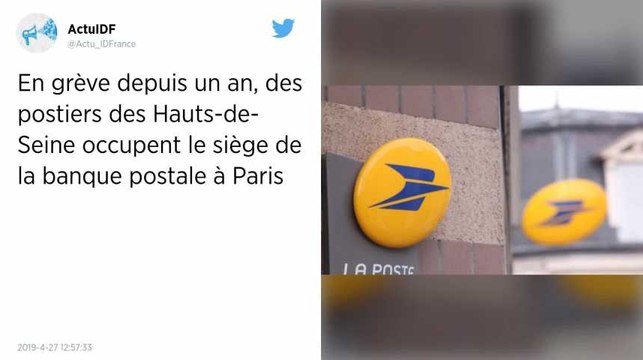 Des postiers en grève occupent le siège de la Banque Postale à Paris