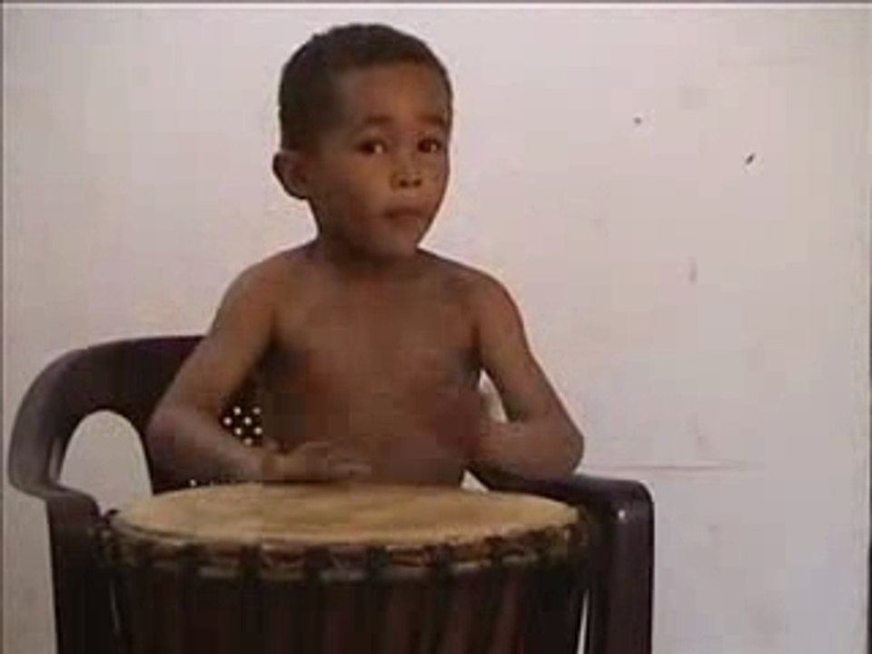 Video un Master du Djembé de 4 ans - djembé, enfant - Vidéo