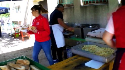 Fred aux frites, Laurent au saucisses, Fabienne fait le lien pour Anaïs et Cédric au service.