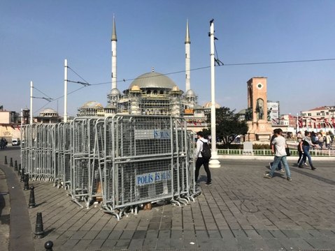 1 Mayıs Öncesi Taksim'e Polis Bariyerleri Getirildi