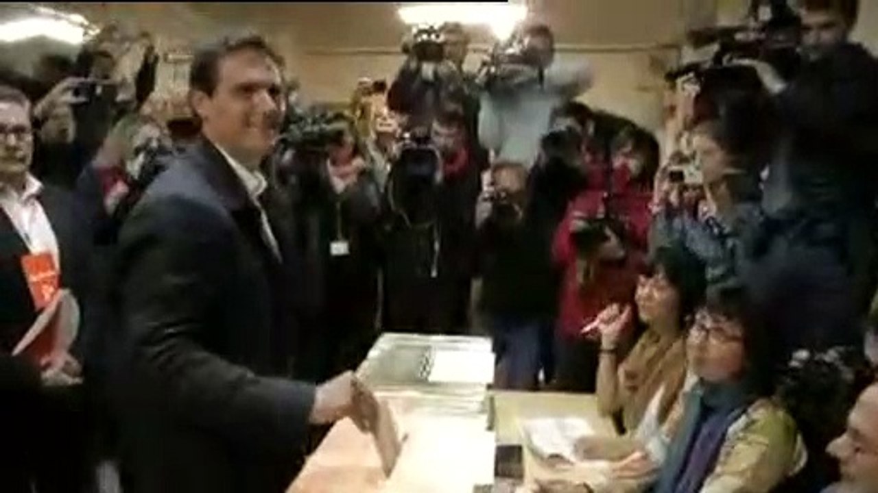 Albert Rivera vota y pide acudir a las urnas para lograr "un cambio de era"