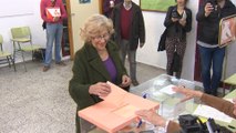 Manuela Carmena vota en Madrid