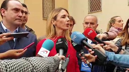 Cayetana Álvarez atiende a los medios en el centro de votación de las Salesianes de Sarrià