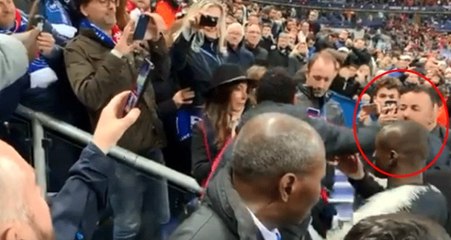 PSG'nin Yıldızı Neymar Kendini Kaybetti, Taraftara Yumruk Attı
