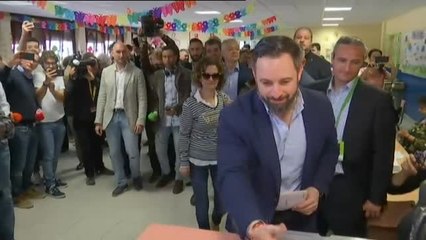Abascal vota arropado por gritos de "¡Presidente!"