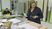 Ciudadanos de Zeberio (Bizkaia) ejercen su derecho al voto