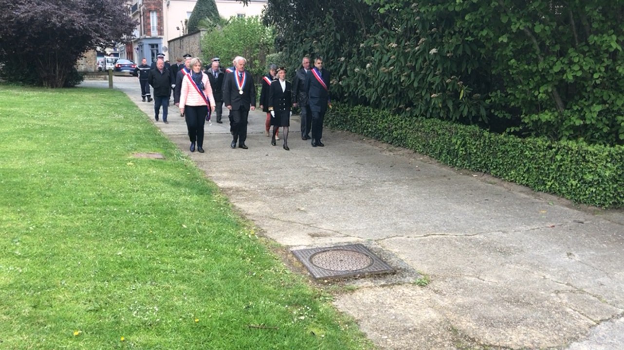 La cérémonie aux Déportés à Coutances avec les jeunes dés Sentiers de la Mémoire