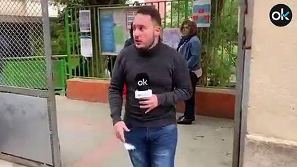 Lazos amarillos en las puertas de los colegios electorales en Cataluña