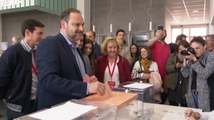 Ábalos vota en un colegio de Valencia