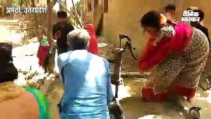 जलती गेहूं की फसल बुझाने दौड़ीं स्मृति ईरानी