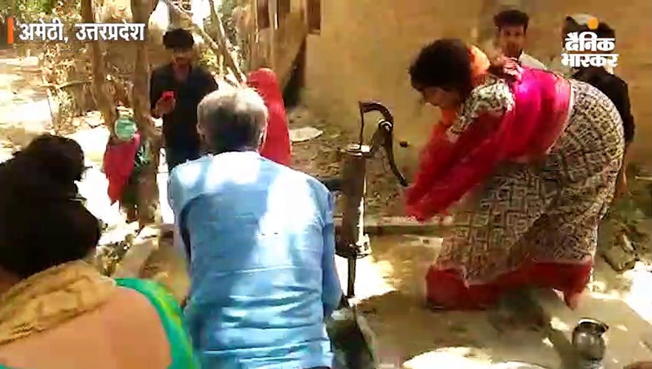 जलती गेहूं की फसल बुझाने दौड़ीं स्मृति ईरानी; हैंडपंप चलाकर ग्रामीणों की मदद