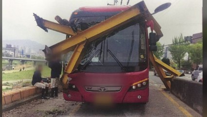 고교 야구부 태운 버스가 높이 제한 시설물 '쾅'...4명 다쳐 / YTN