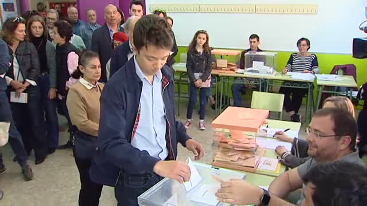 Errejón vota y confía en que hay "más españoles con hambre de futuro que de pasado"