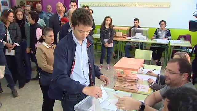 Errejón vota y confía en que hay más españoles con hambre de futuro que de pasado