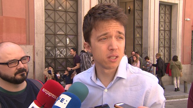 Errejón vota a Podemos acompañado de los ideales de siempre