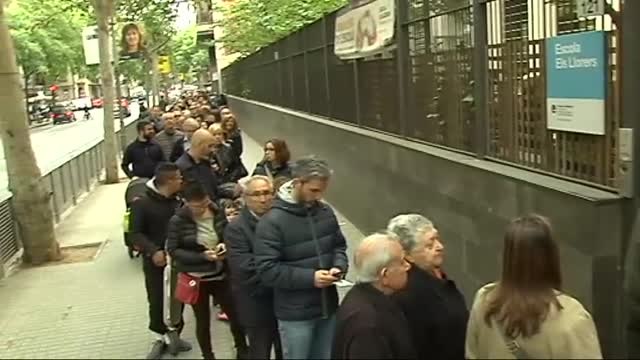 Largas colas en los colegios electorales de Barcelona para depositar el voto