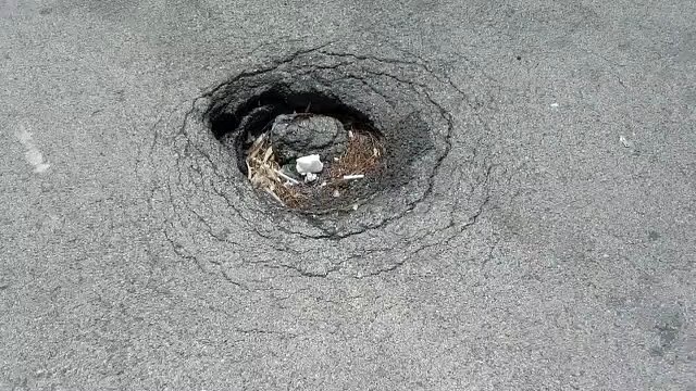 Attenzione ad Andria: l'asfalto cede tra la villa e lo stadio, le enormi buche filmate - video