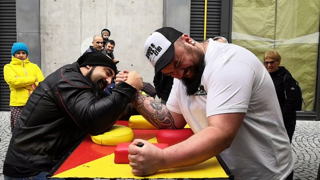 Tournoi de bras de fer à la Taverne de Midgard