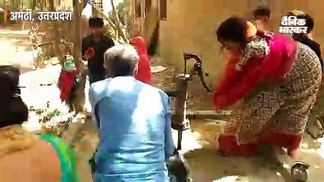 प्रचार छोड़कर फसल में लगी आग बुझाने पहुंचीं स्मृति