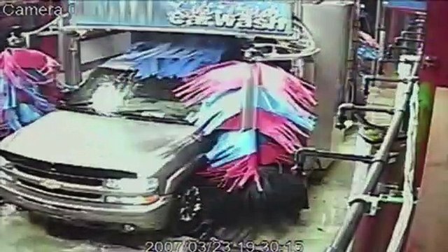 Mauvaise idée de la journée : ouvrir sa portière dans un carwash