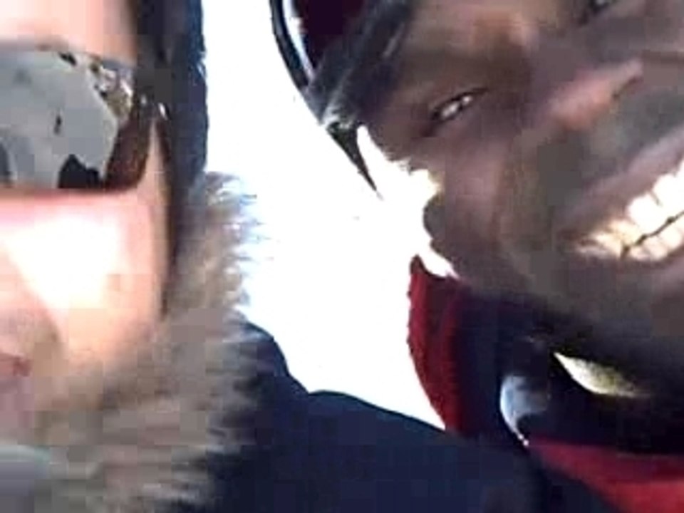 1 noir et 1 arabe au ski la suite