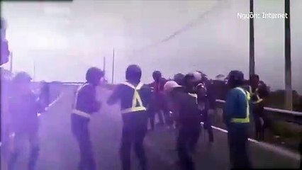 Phượt thủ nhảy múa giữa đường