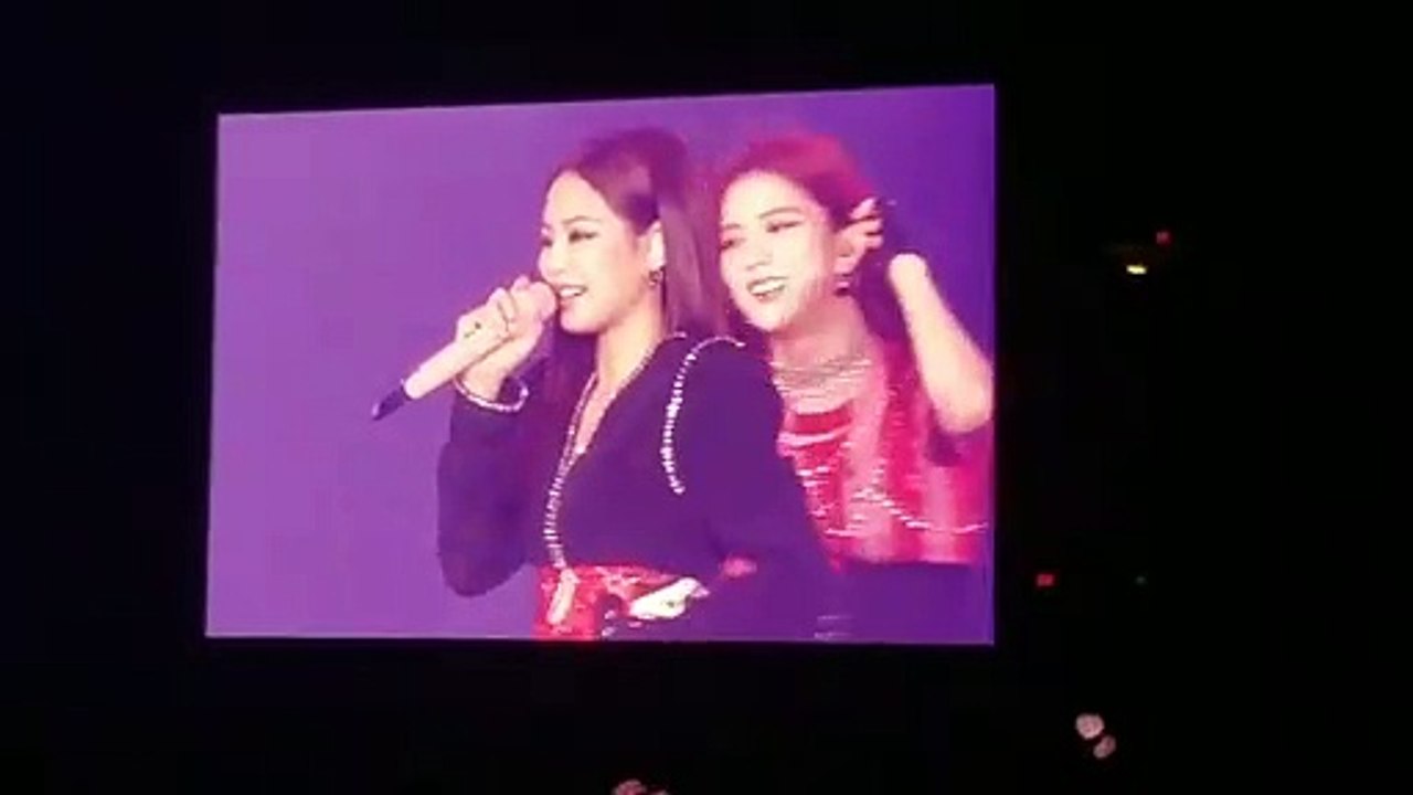 Jennie nói gì sau sự cố "lộ hàng"