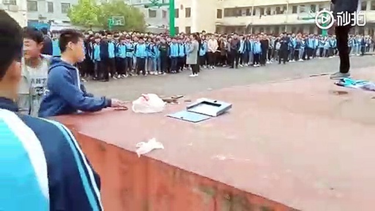 Học sinh tự cầm búa đập nát điện thoại vì mang tới lớp