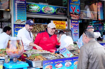 ملك الفسيخ سي عبده 87 عاما من الخبرة في سمكة العائلة البورية