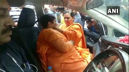 பிரக்யா சிங், உமா பாரதி போபாலில் ஒரு உருக்கமான சந்திப்பு-வீடியோ