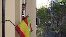 Los vecinos de la sede del @PSOE ponen el himno de España y el Viva España’