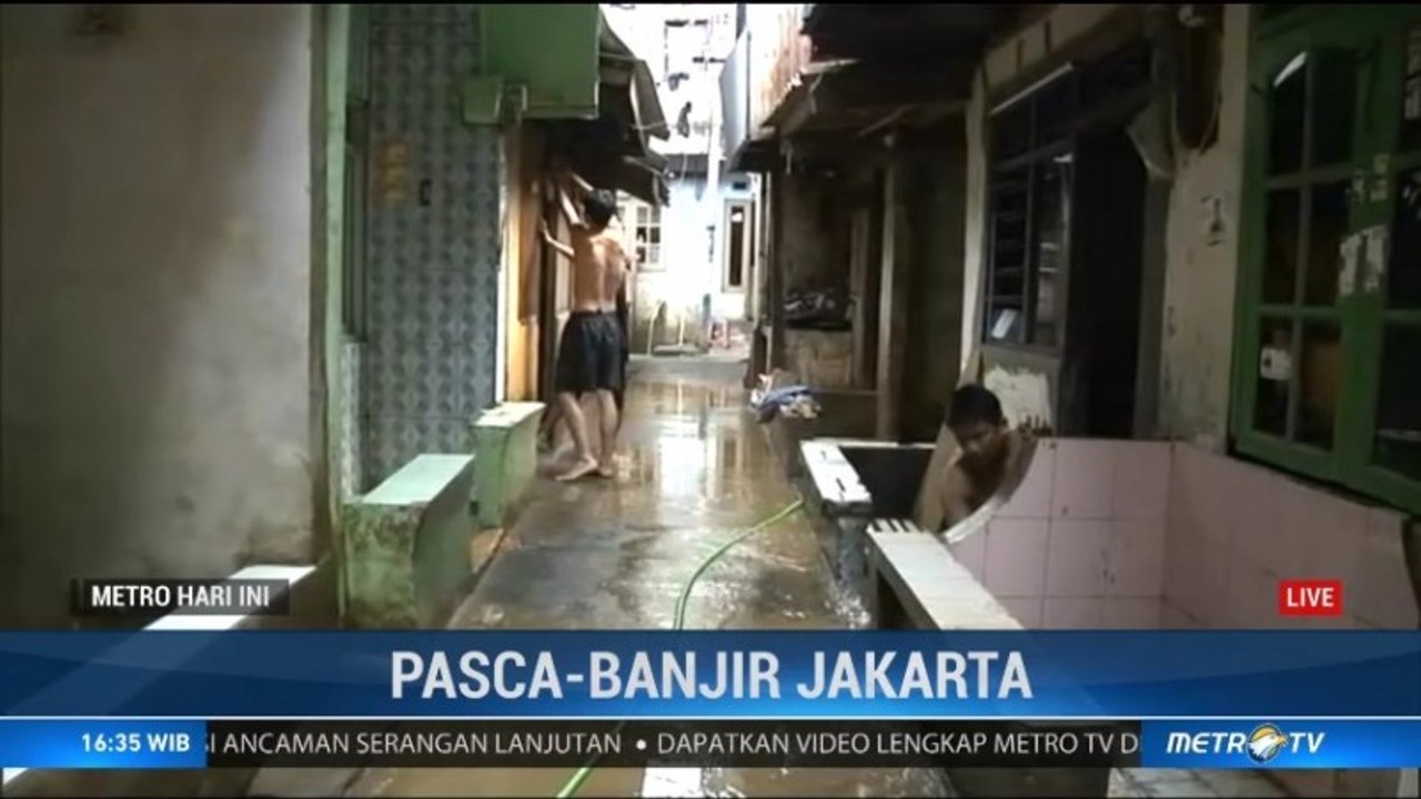 Warga Kampung Melayu Bersihkan Lumpur Sisa Banjir