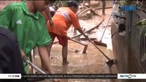 Warga Rawajati Mulai Bersihkan Lumpur Sisa Banjir
