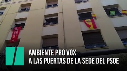 Ambiente pro Vox encima de la sede del PSOE en Ferraz