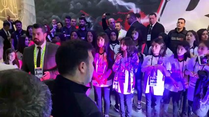 Van'dan gelen kız öğrencileri Şenol Güneş ile fotoğraf çektirdi