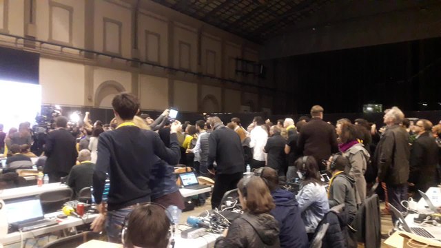 Gritos de independencia en la sede de ERC a la espera del resultado