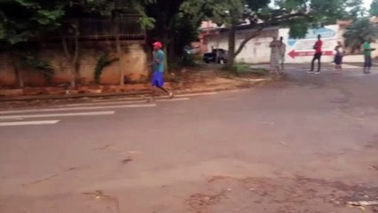 Télécharger la video: Haitiana sofre queda de bicicleta e fica ferida no Alto Alegre