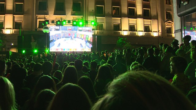 Simpatizantes de Vox siguen los resultados en Madrid