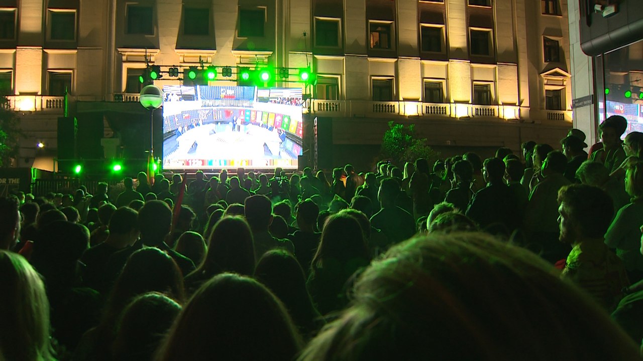 Simpatizantes de Vox siguen los resultados en Madrid