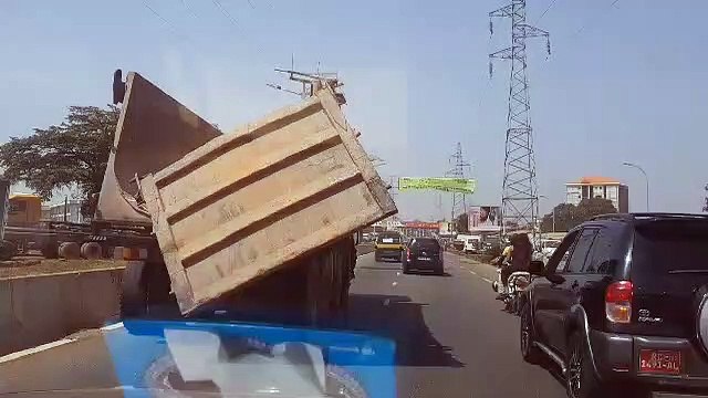 Conakry : un camion à porte cassée roule sur le principal axe