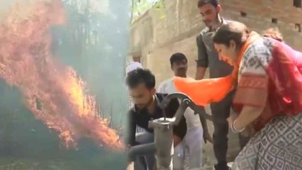 गेंहू के खेतों में लगी आग, नल चलाकर स्मृति ईरानी ने की किसानों की मदद
