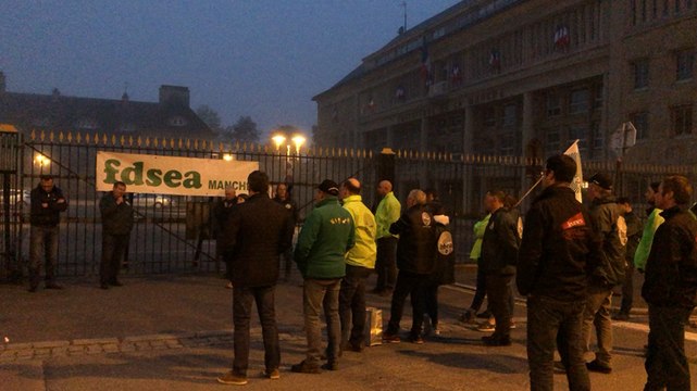 Les agriculteurs de la Manche manifestent devant la préfecture