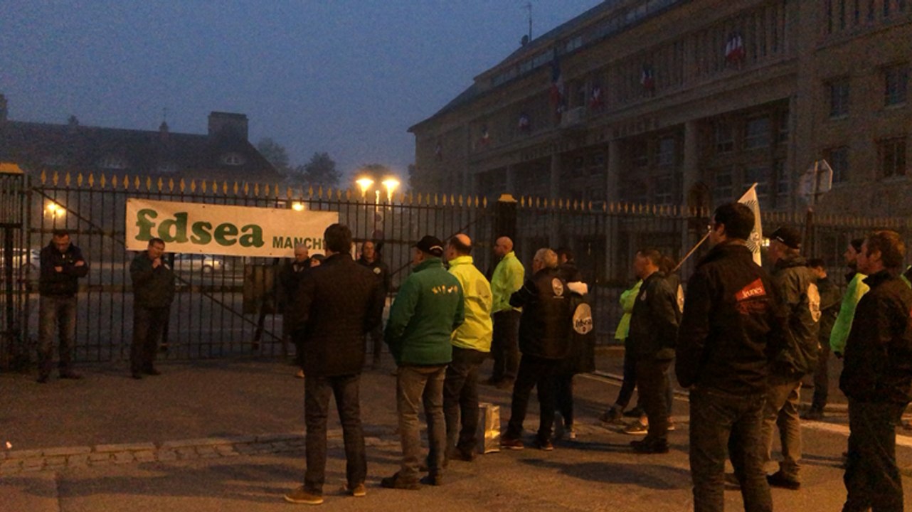 Les agriculteurs de la Manche manifestent devant la préfecture