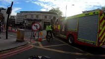 Un cycliste coupe la route aux pompiers et se fait renverser
